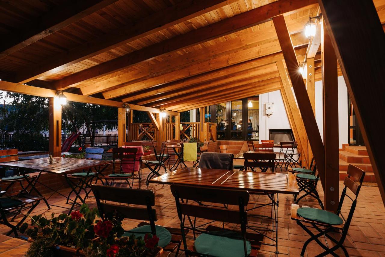 Lázár Pension&Restaurant Gyergyószentmiklós Kültér fotó