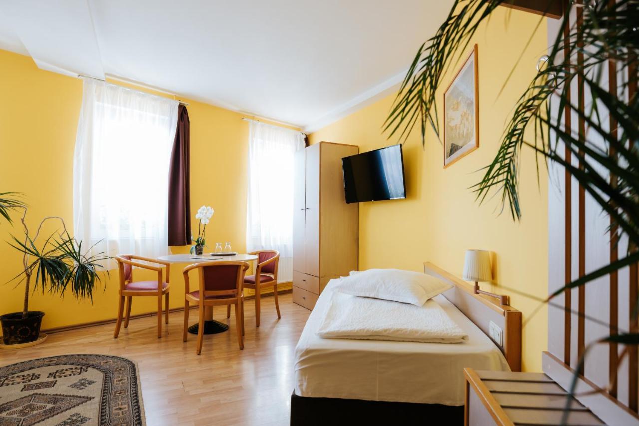 Lázár Pension&Restaurant Gyergyószentmiklós Kültér fotó